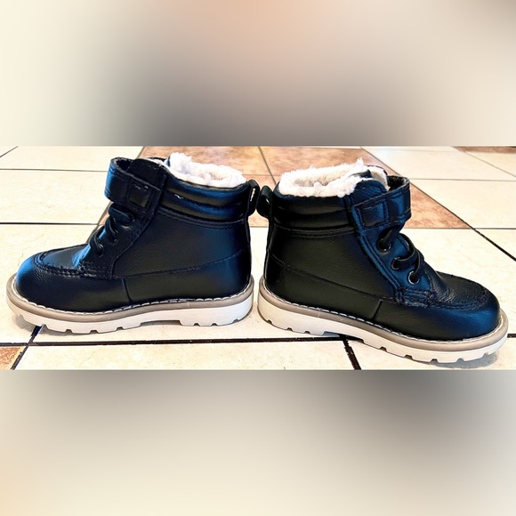 Old Navy Toddler Baby Boy Black Boots with Faux Fur inside size 6 - Picture 4 of 6